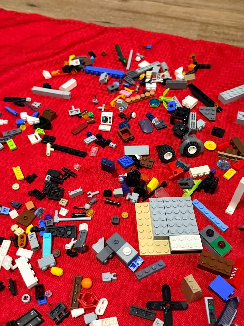 Lego mixed lot with recon Lego and small pieces w minifigures